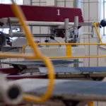 Screentryckmaskin med paletter där textil placeras.